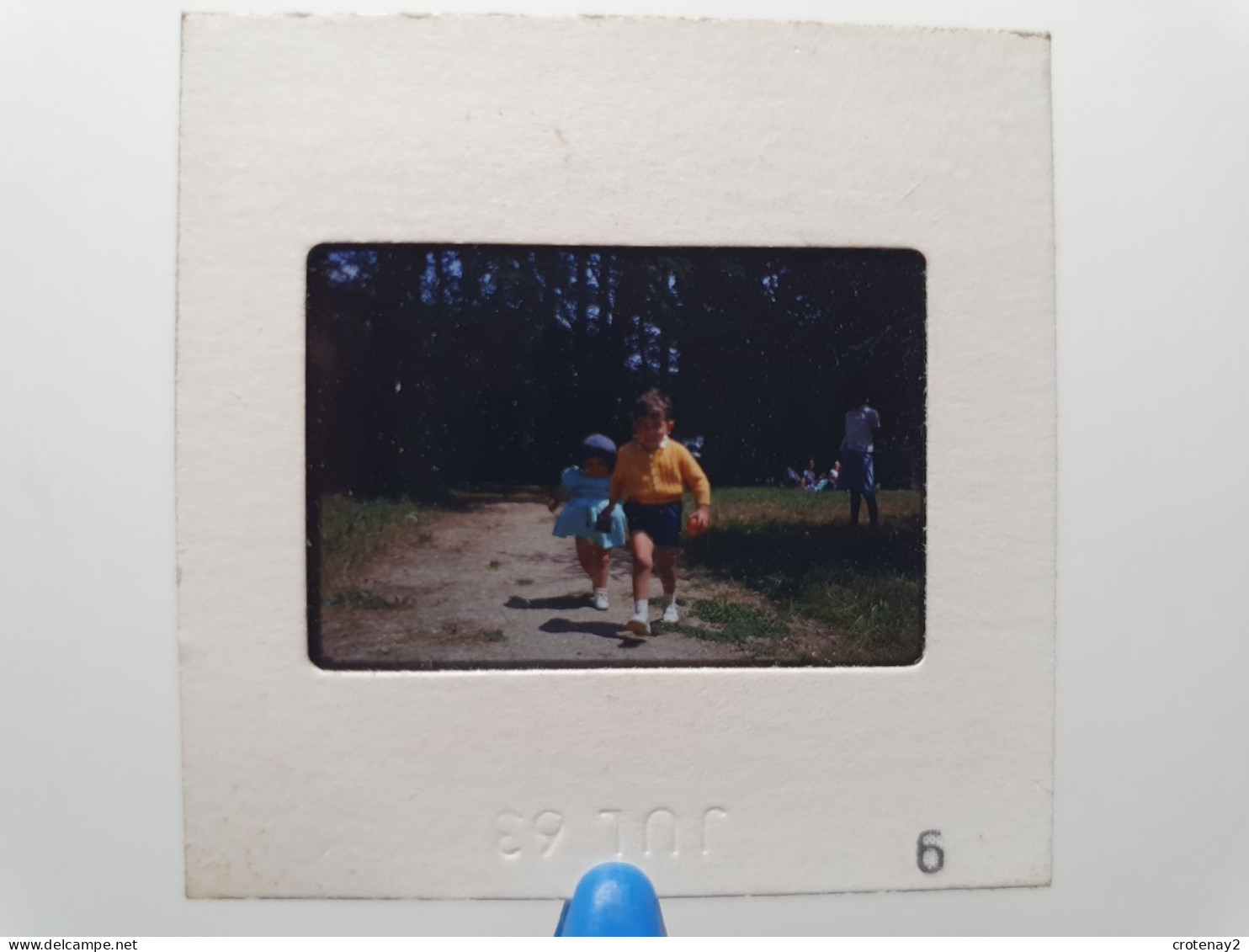 Photo Diapo Diapositive Slide à Situer FAMILLE Beaux Petits Enfants En 1963 VOIR ZOOM - Diapositives