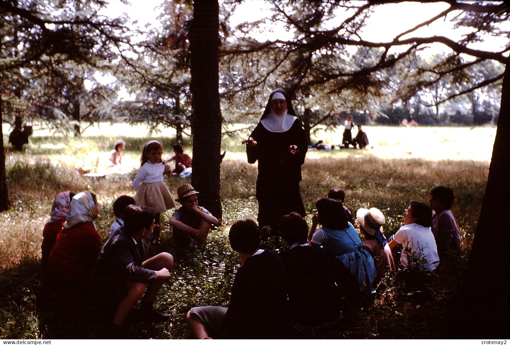 Photo Diapo Diapositive Slide à Situer FAMILLE Avec Bonne Soeur Dans Les Bois En 1963 VOIR ZOOM - Dias