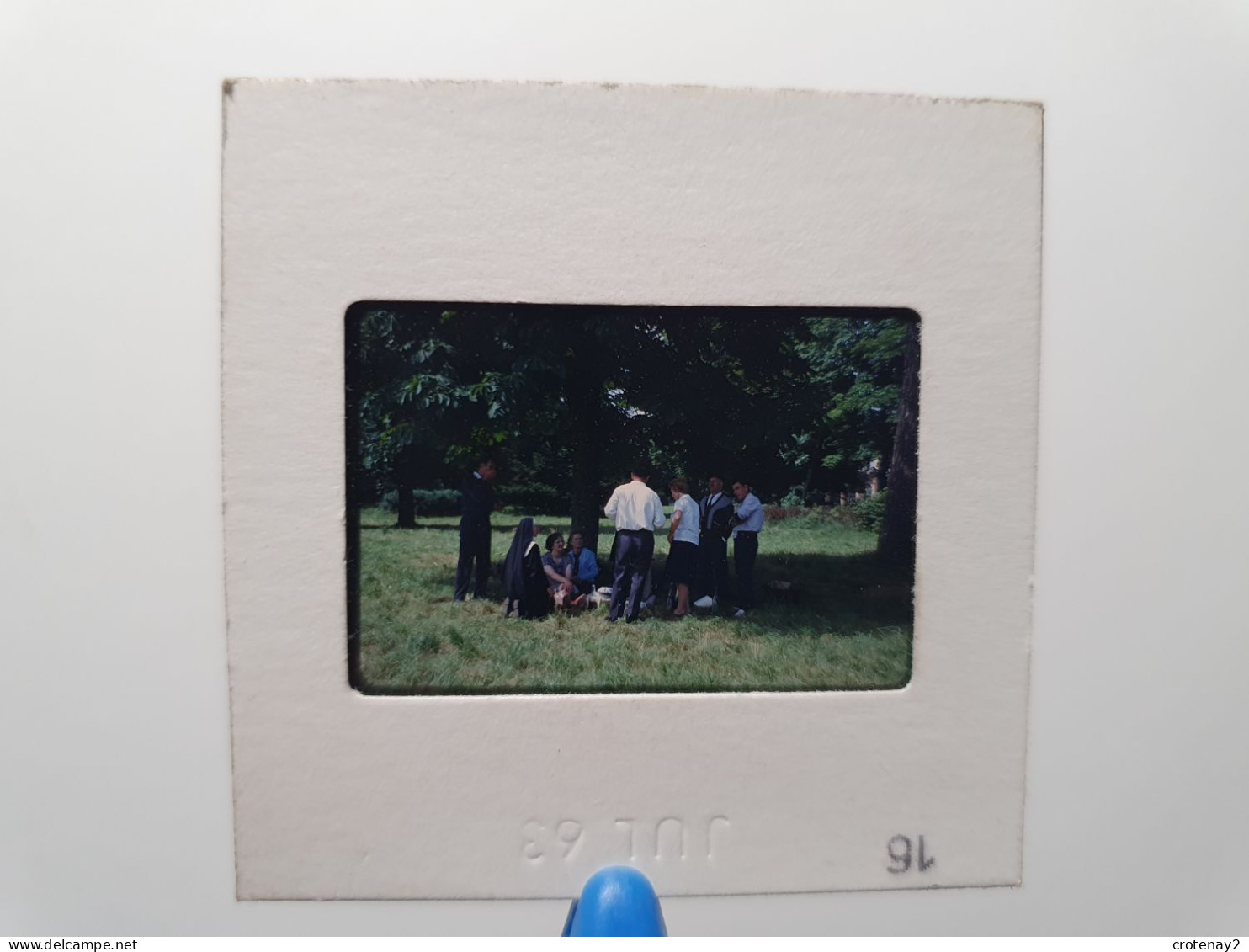 Photo Diapo Diapositive Slide à Situer FAMILLE Avec Bonne Soeur Dans Les Bois En 1963 VOIR ZOOM - Diapositives