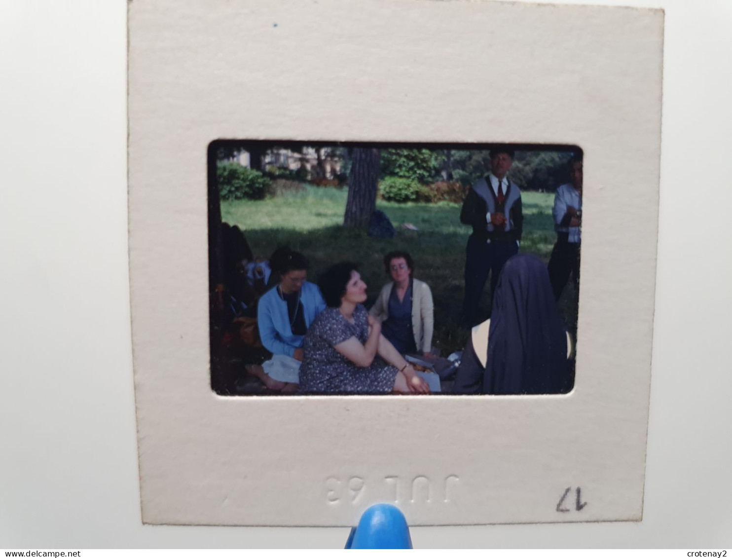 Photo Diapo Diapositive Slide à Situer FAMILLE Avec Bonne Soeur Dans Les Bois En 1963 VOIR ZOOM - Diapositives