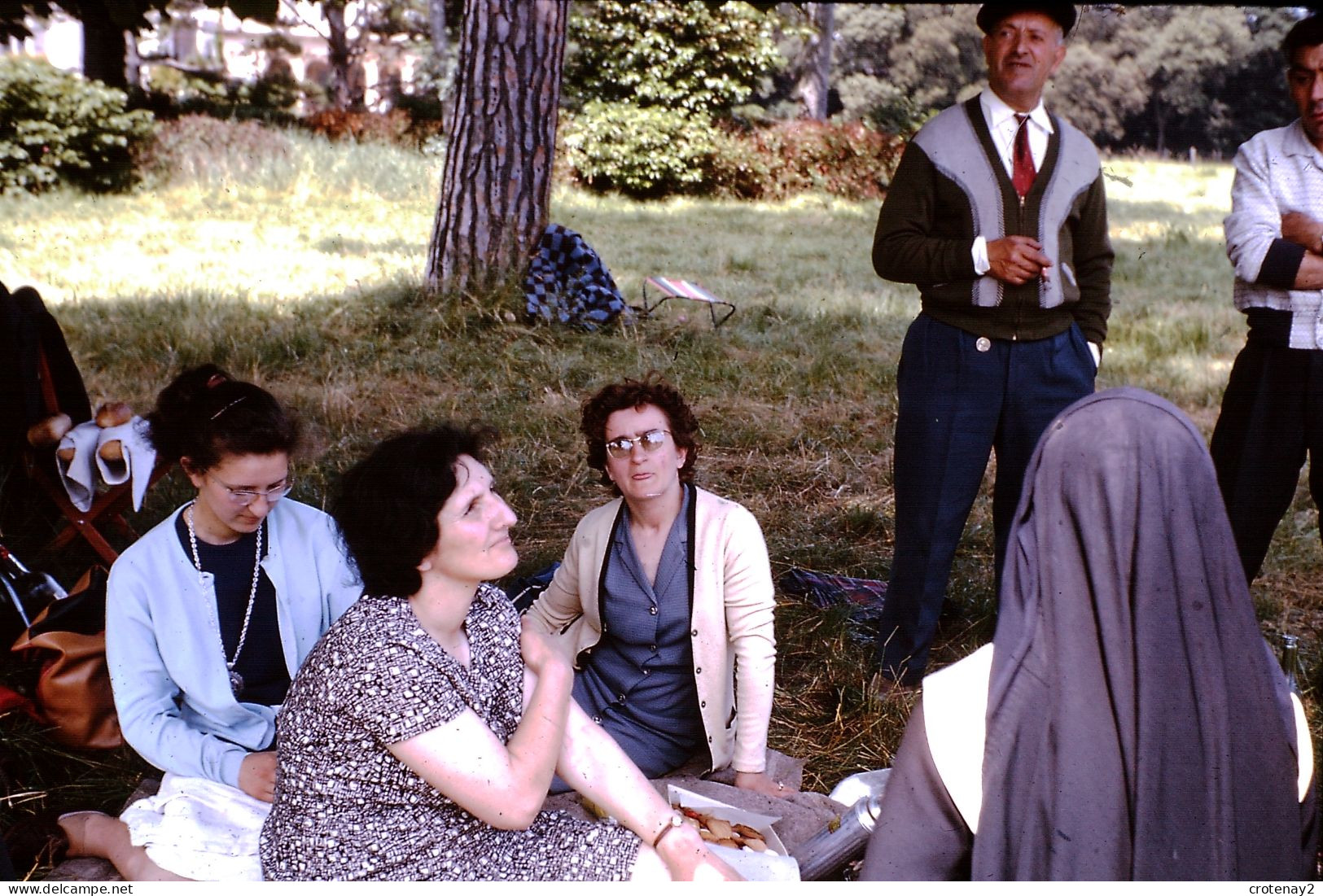 Photo Diapo Diapositive Slide à Situer FAMILLE Avec Bonne Soeur Dans Les Bois En 1963 VOIR ZOOM - Dias