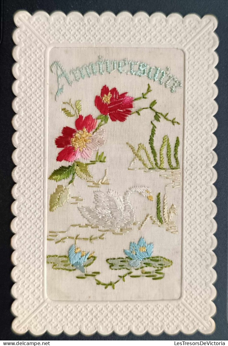 Fantaisie - Carte Brodée - Anniversaire - Cygne Au Milieu D'un Lac Avec Fleurs - Carte Postale Ancienne - Embroidered