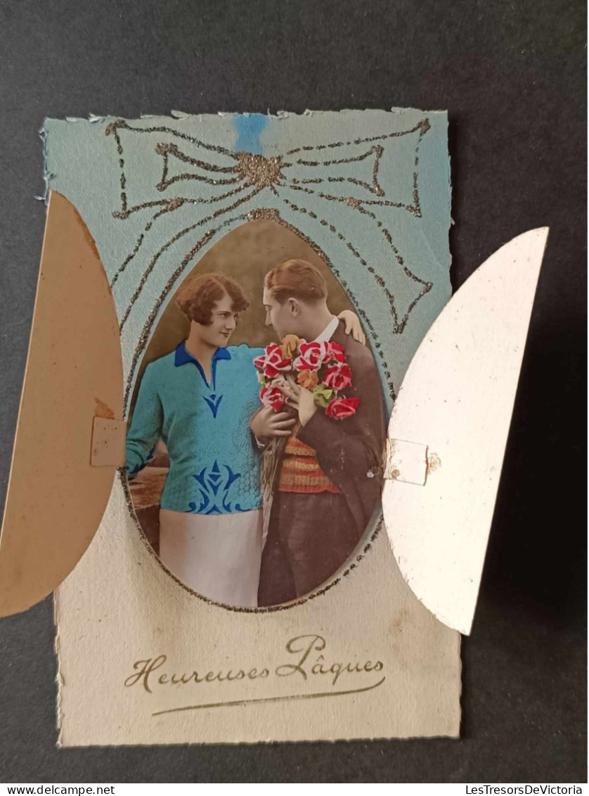 Photographie - Heureuses Pâques - Photo D'un Couple Colorisée - Système Ouverture De L'oeuf - Carte Postale Ancienne - Photographie