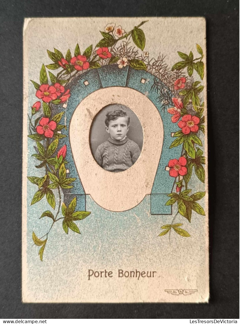 Photographie - Portrait D'un Jeune Garçon Dans Un Médaillon Au Centre D'un Fer à Cheval - Carte Postale Ancienne - Photographie