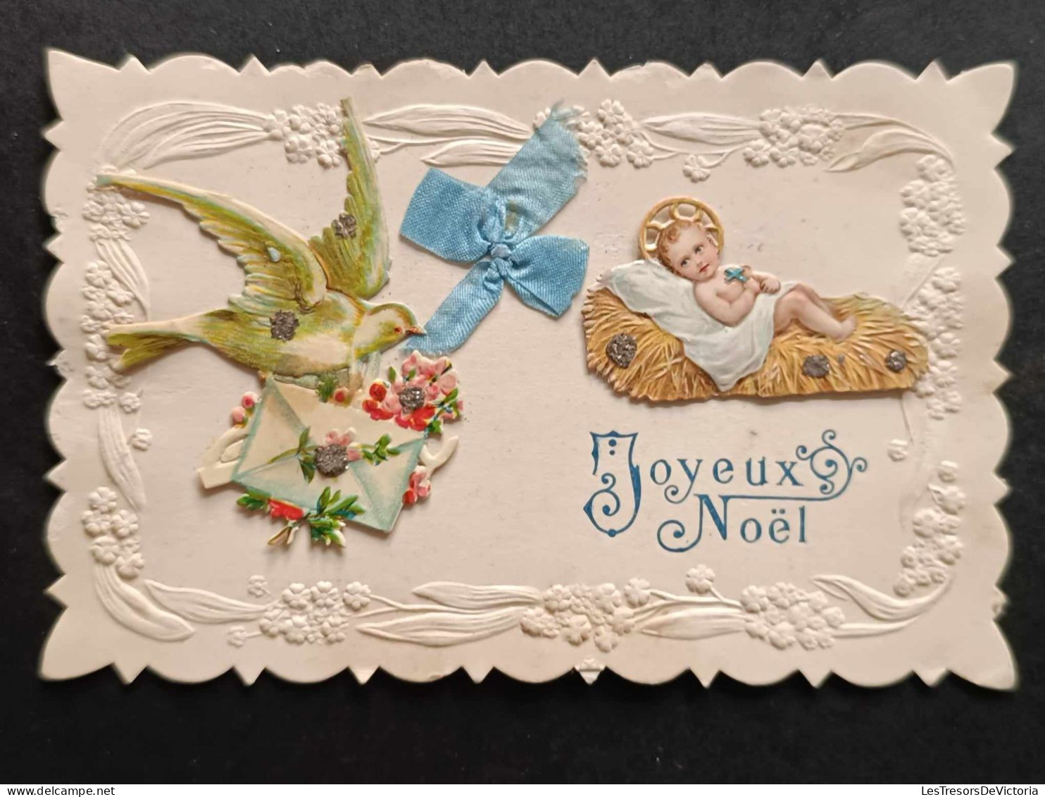 Joyeux Noël - Carte 3D - Enfant Jésus - Colombe Qui Transporte Une Lettre - Bord Relief  - Carte Postale Ancienne - Other & Unclassified