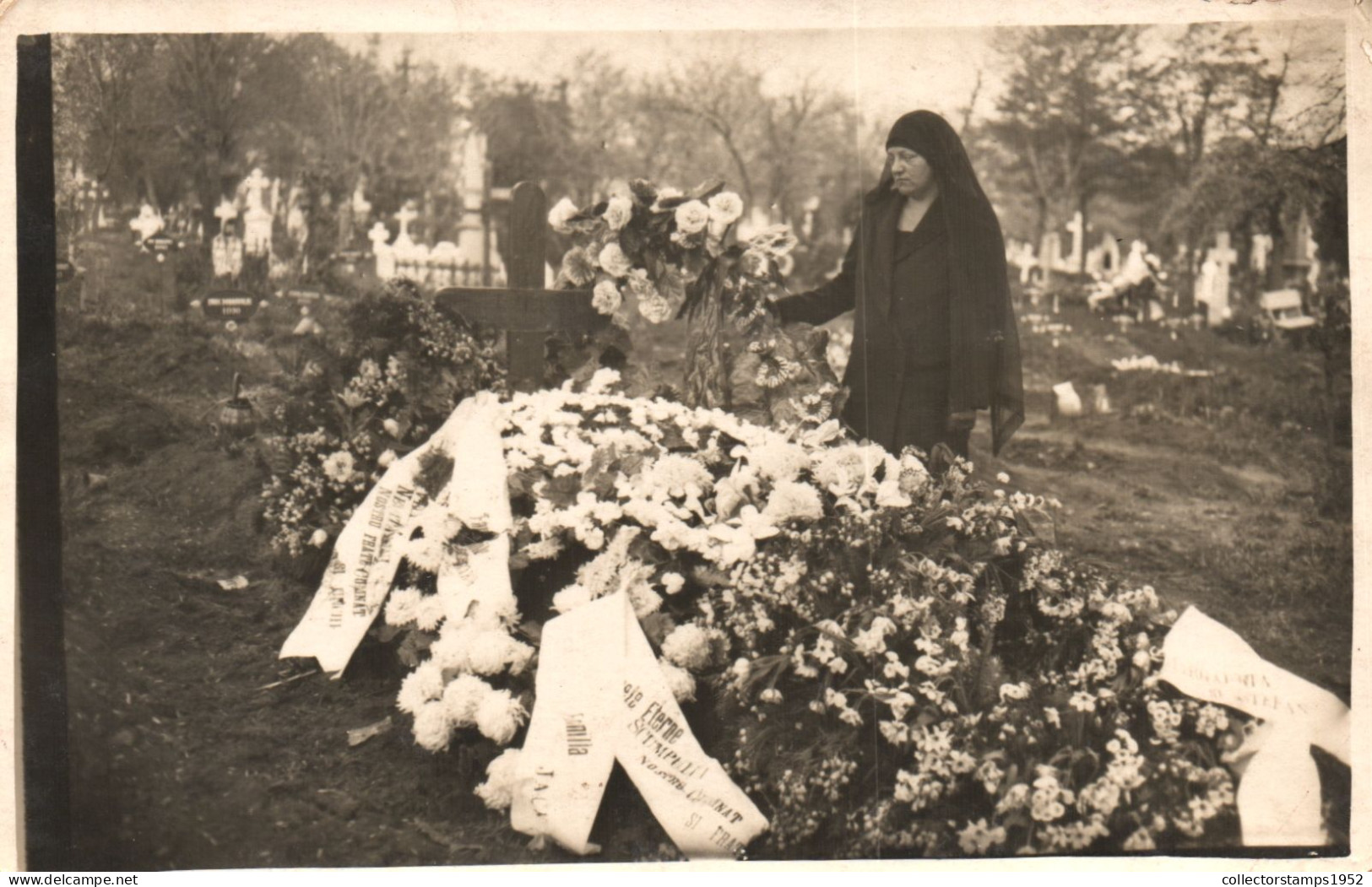 CEMETERY, GRAVEYARD, GRAVE, WOMAN WITH FLOWERS, ROMANIA, POSTCARD - Romania