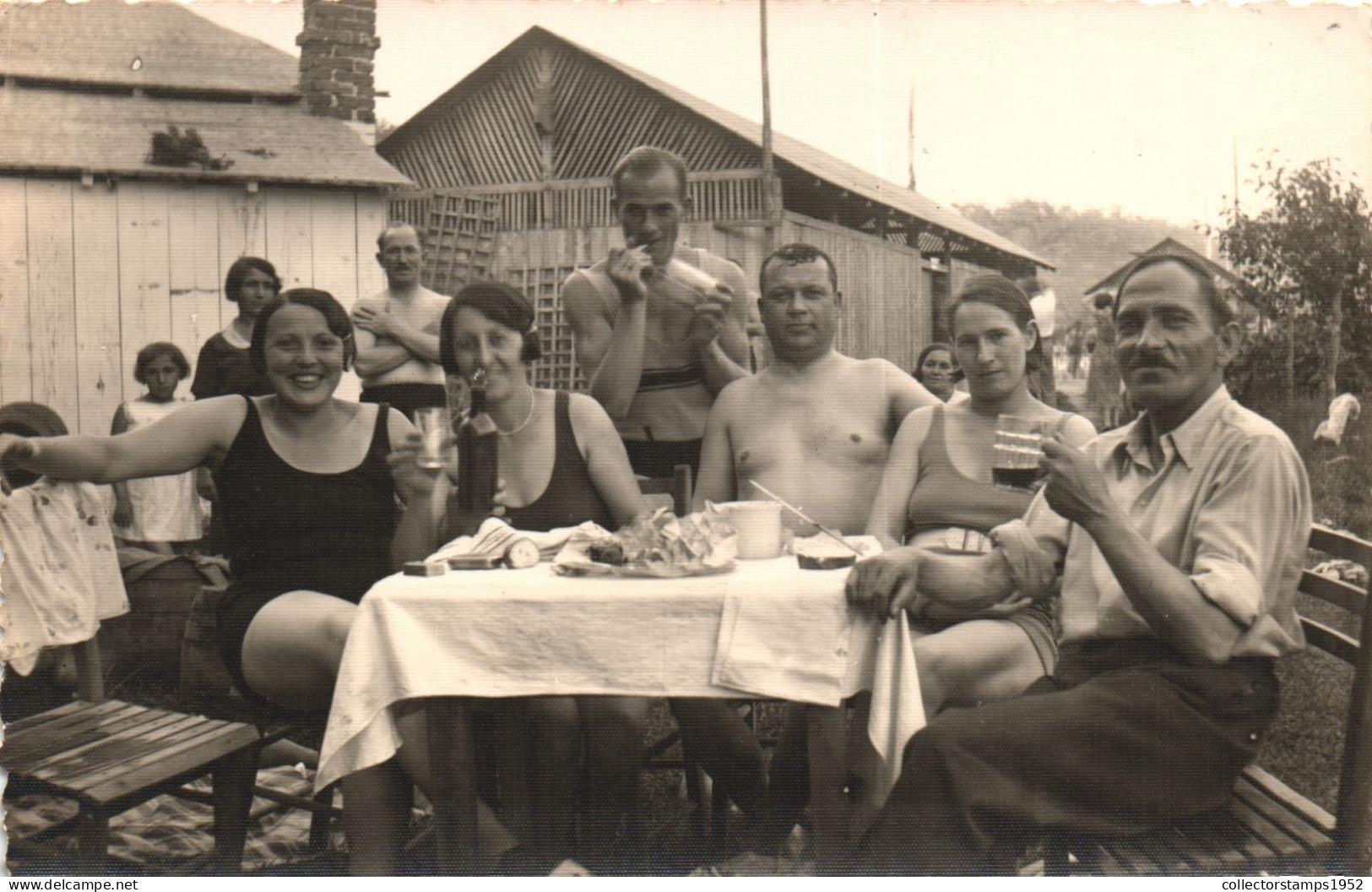 PICNIC, GROUP OF WOMEN AND MEN, ARCHITECTURE, ROMANIA, POSTCARD - Romania