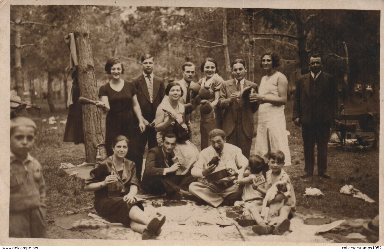 PICNIC, GROUP OF WOMEN AND MEN, CHILDREN, ROMANIA, POSTCARD - Romania
