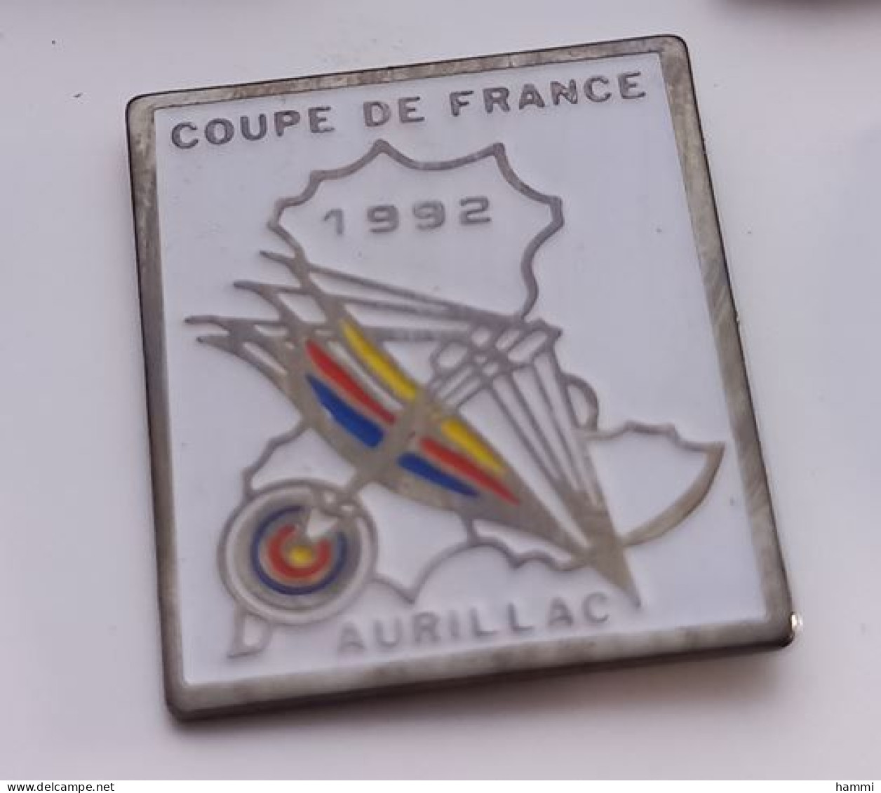 N352 Pin's Tir à L'arc Coupe De France 1992 Aurillac Cantal Achat Immédiat - Boogschieten
