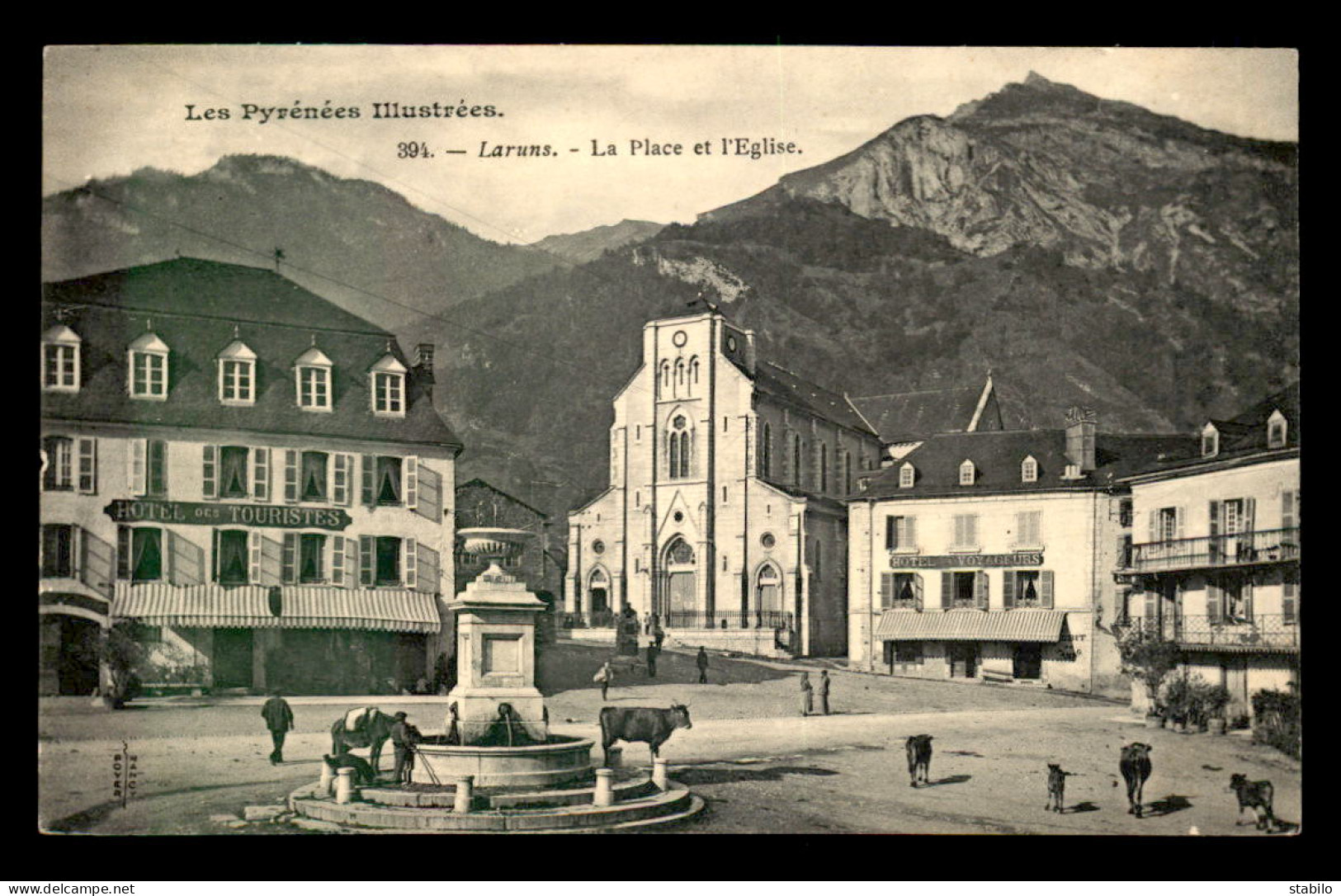 64 - LARUNS - LA PLACE ET L'EGLISE - HOTEL DES TOURISTES - Laruns