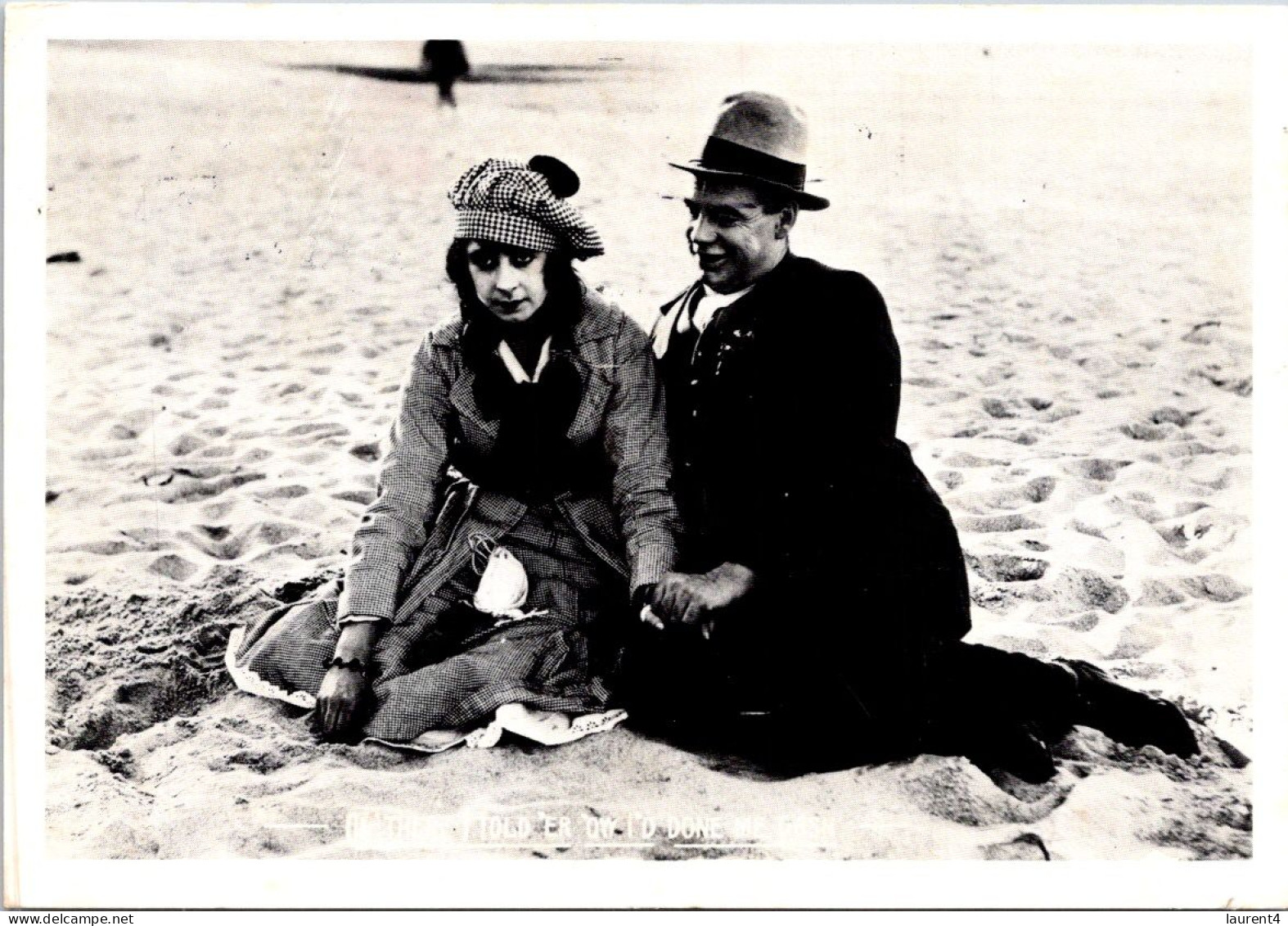 14-4-2024 (2 Z 1) Australia (posted 1992) Reproduction B/w - Peoples On The Beach (The Sentimental Bloke 1919) - Couples