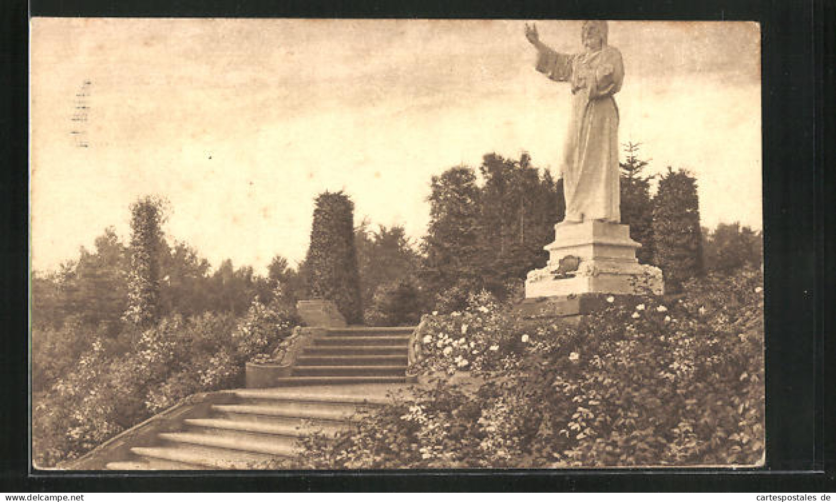 AK Hamburg-Ohlsdorf, Partie Im Friedhof Mit Statue  - Nord