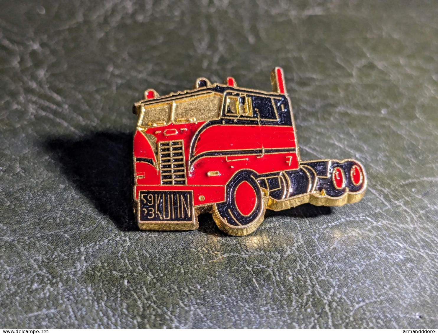 N Pins Lapel Pin Camion Kuhn Truck And Rv Sherwood Concessionnaire Dealer Pin's - Andere & Zonder Classificatie