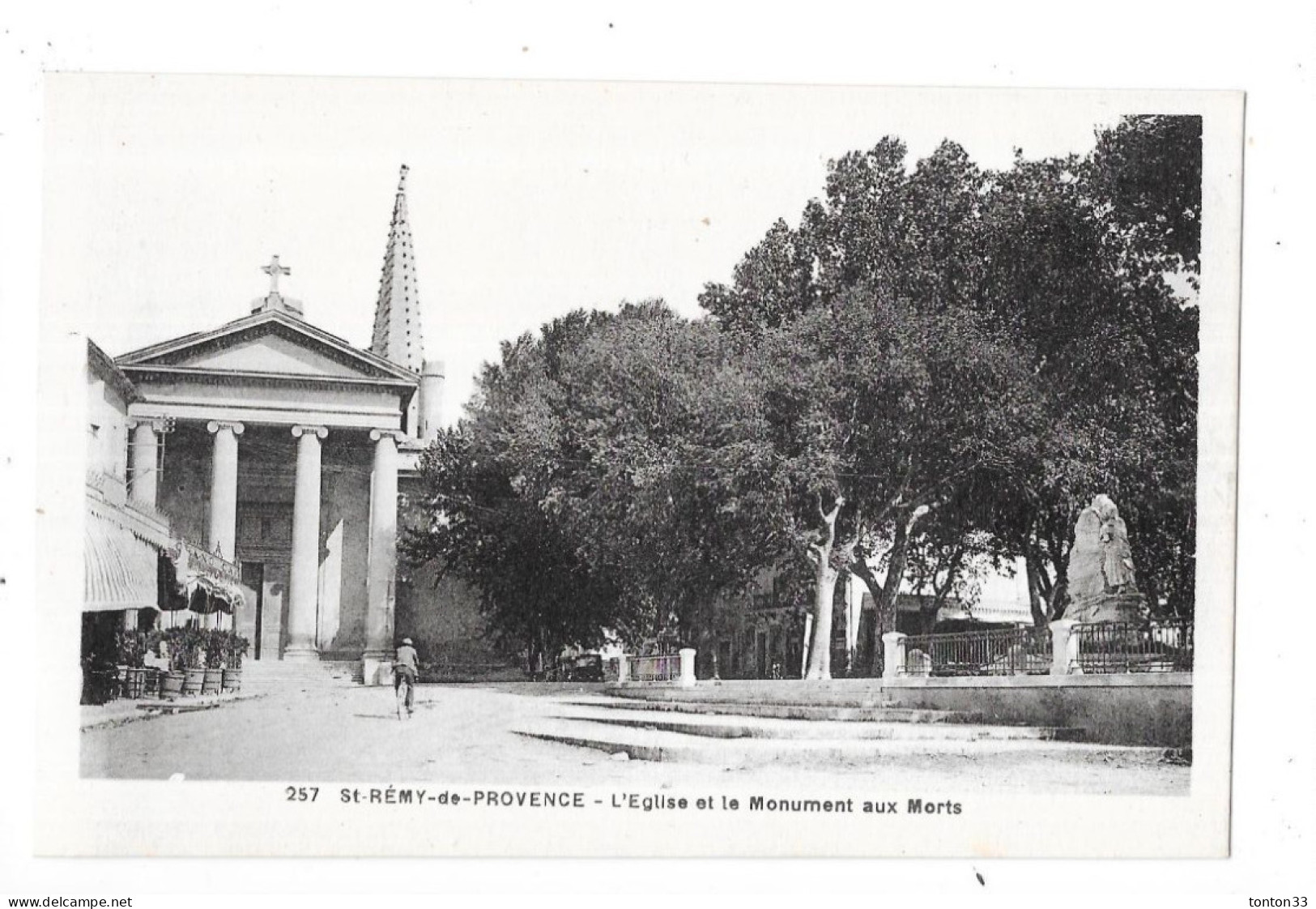 SAINT REMY DE PROVENCE - 13 - L'Eglise Et Le Monument Aux Morts - TOUL 6 - - Saint-Remy-de-Provence