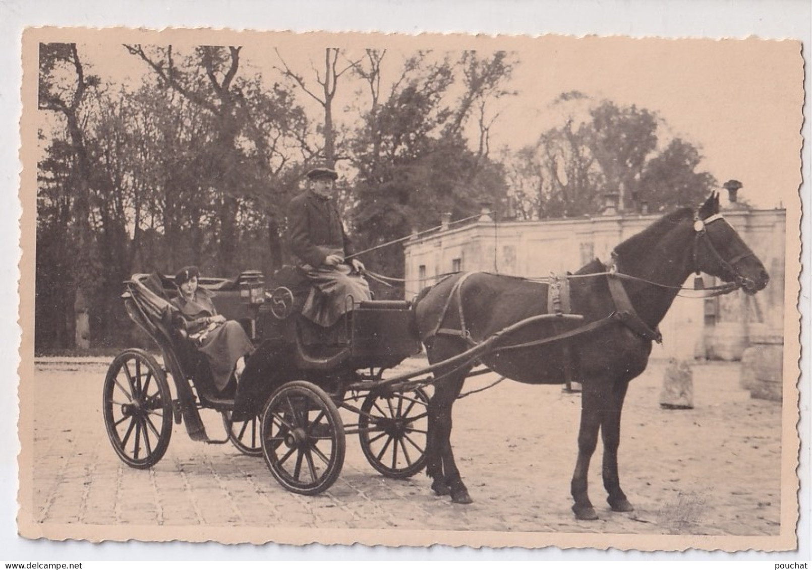 A19-47) TONNEINS - CARTE PHOTO GIROU - COUR DE CHATEAU AVEC UN MAGNIFIQUE CALECHE AVEC CHEVAL ET PERSONNAGES - 2 SCANS - Tonneins