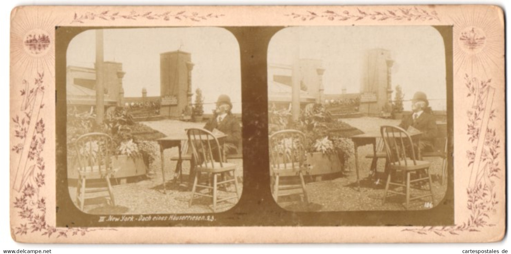 Stereo-Fotografie Unbekannter Fotograf, Ansicht New York City, Mann Sitzt Auf Dem Dach Eines Häuserriesen, Wolkenkrat  - Photos Stéréoscopiques