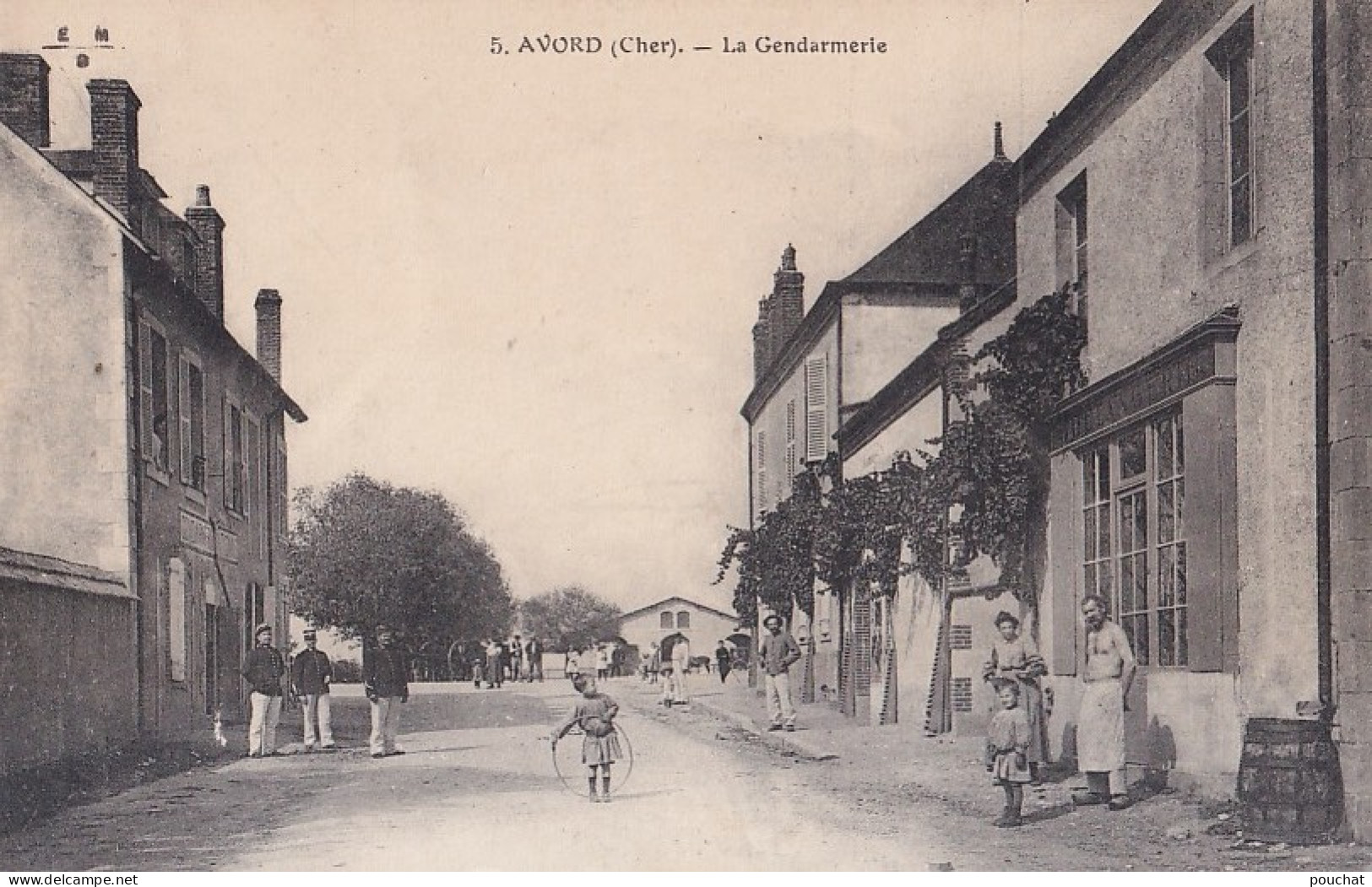 B1-18) AVORD - CHER  - GENDARMERIE - ANIMATION - HABITANTS ET  FILLETTE AVEC JEU DE CERCEAU - 2 SCANS - Avord