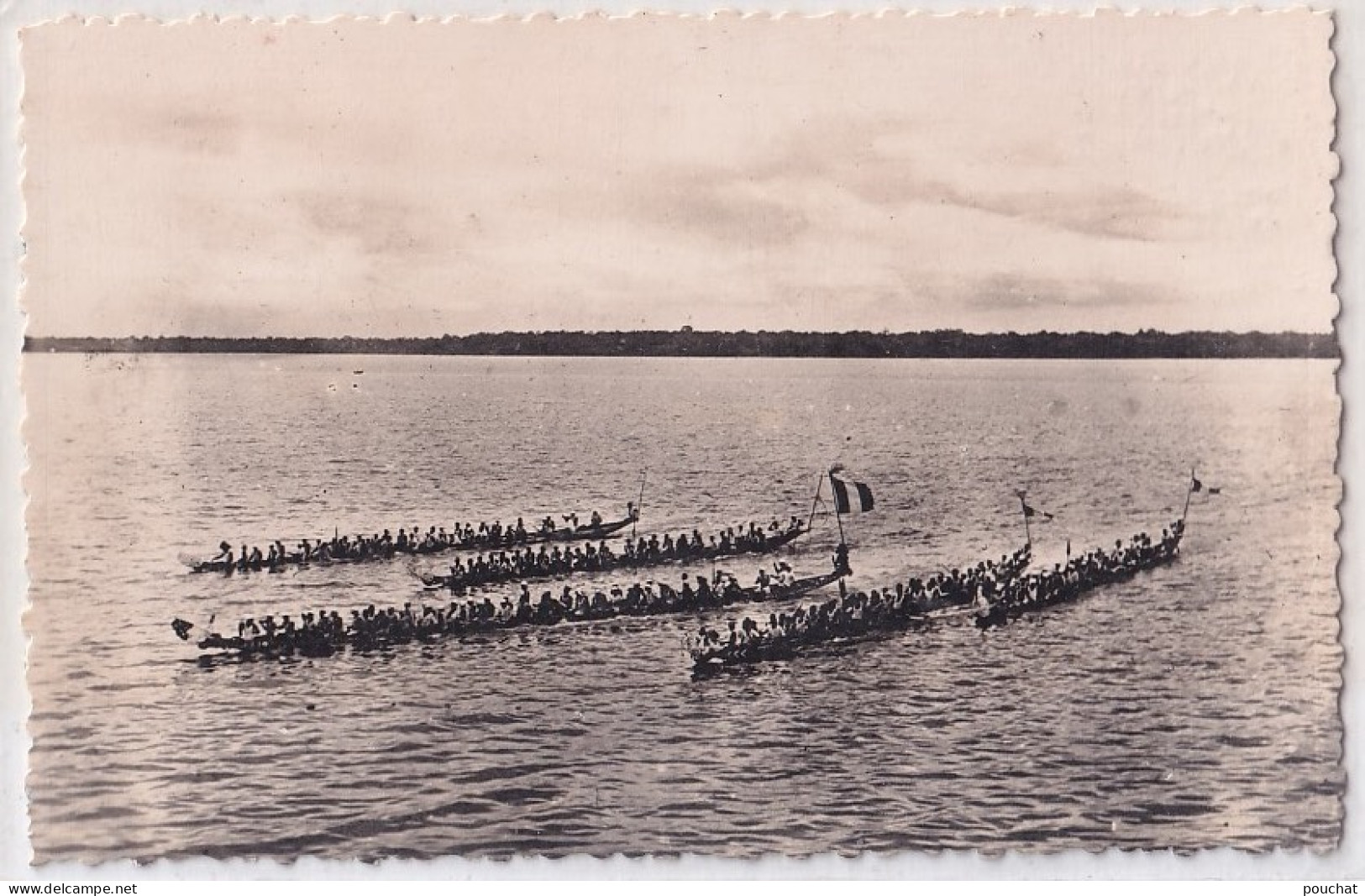 B4- DOUALA - CAMEROUN - LES  GRANDES  PIROGUES DES CHEFS DE VILLAGES AUX COURSES DES FETES NATIONALES - ( 2 SCANS )  - Kamerun