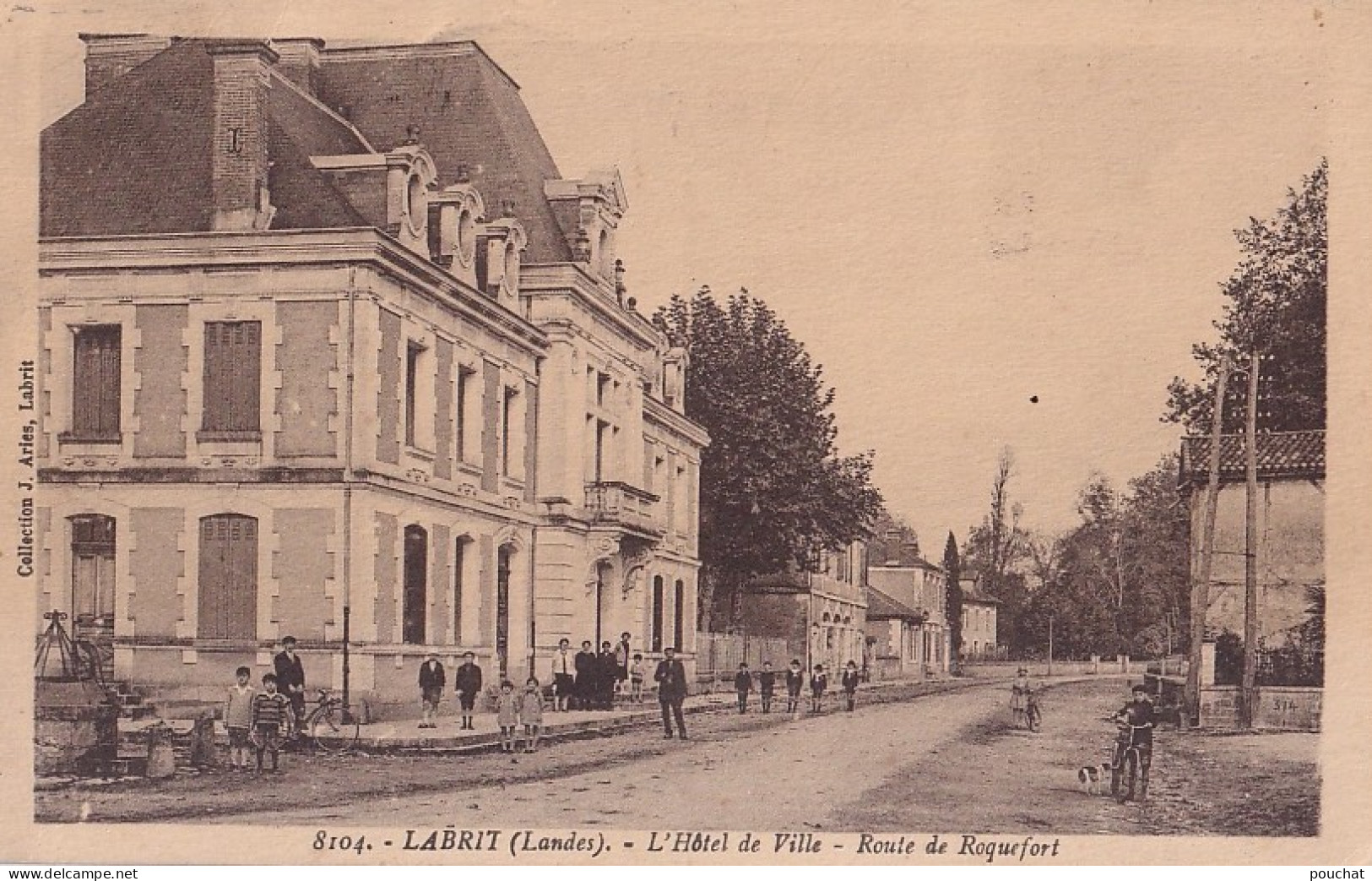 B13-40) LABRIT - LANDES - L '  HOTEL DE VILLE ET ROUTE DE ROQUEFORT - ANIMATION - HABITANTS - EN  1933 - 2 SCANS  - Labrit