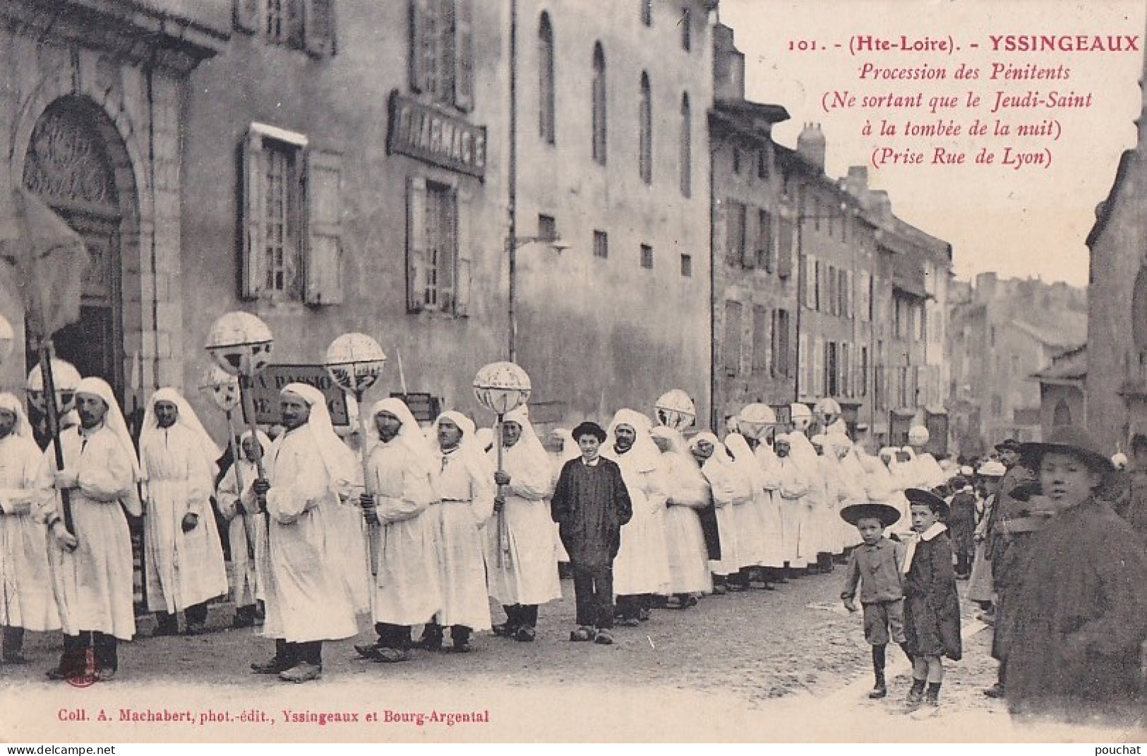 43) YSSINGEAUX  -  PROCESSION DES PENITENTS - PRISE RUE DE LYON  - EN  1910 - ( 2 SCANS )   - Yssingeaux