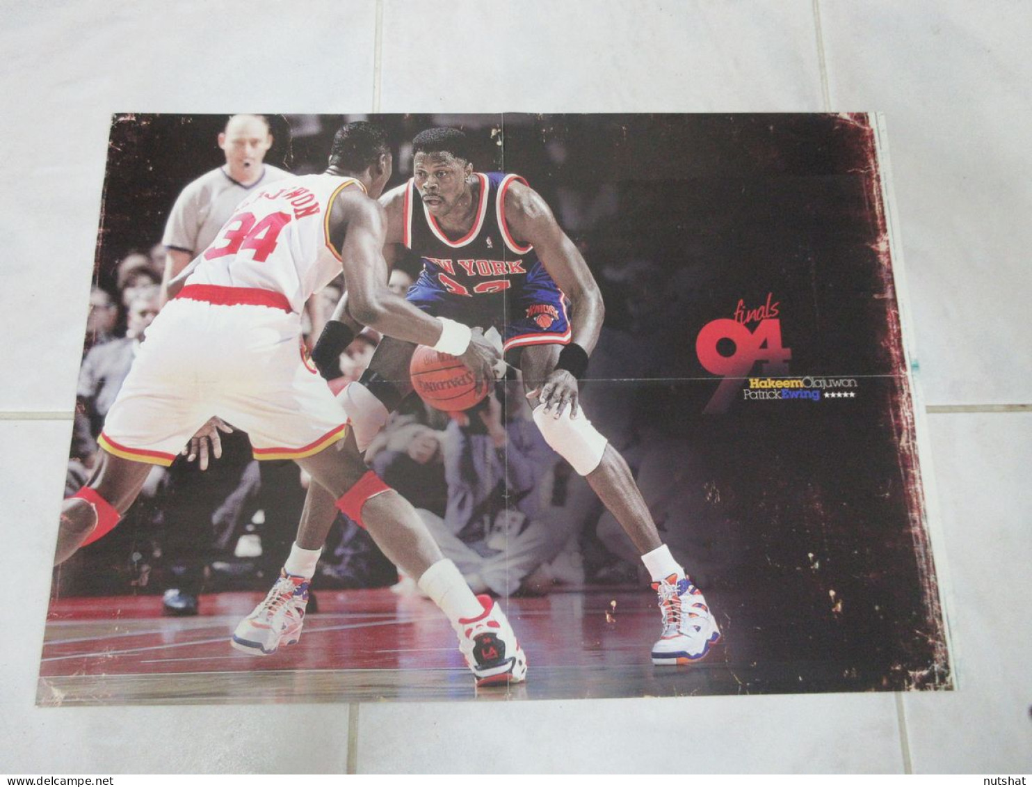 BASKET NBA POSTER 26 Hakeem OLAJUWON Patrick EWING Au Dos Ricky RUBIO WOLVES     - Andere & Zonder Classificatie