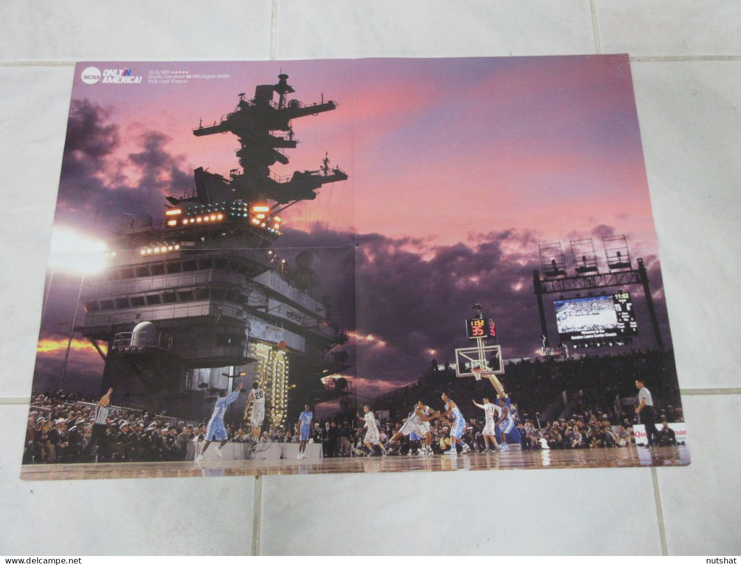 BASKET NBA POSTER 27 Derrick ROSE CHICAGO Au Dos PORTE AVIONS USS Carl VINSON    - Altri & Non Classificati