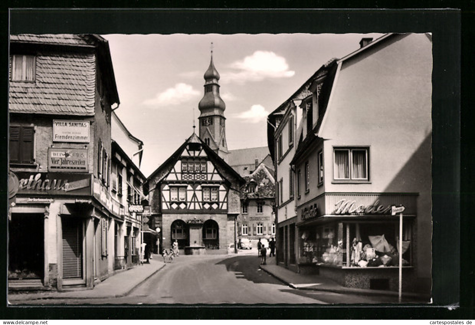 AK Hofheim /Taunus, Strassenpartie Mit Blick Zur Kirche  - Taunus