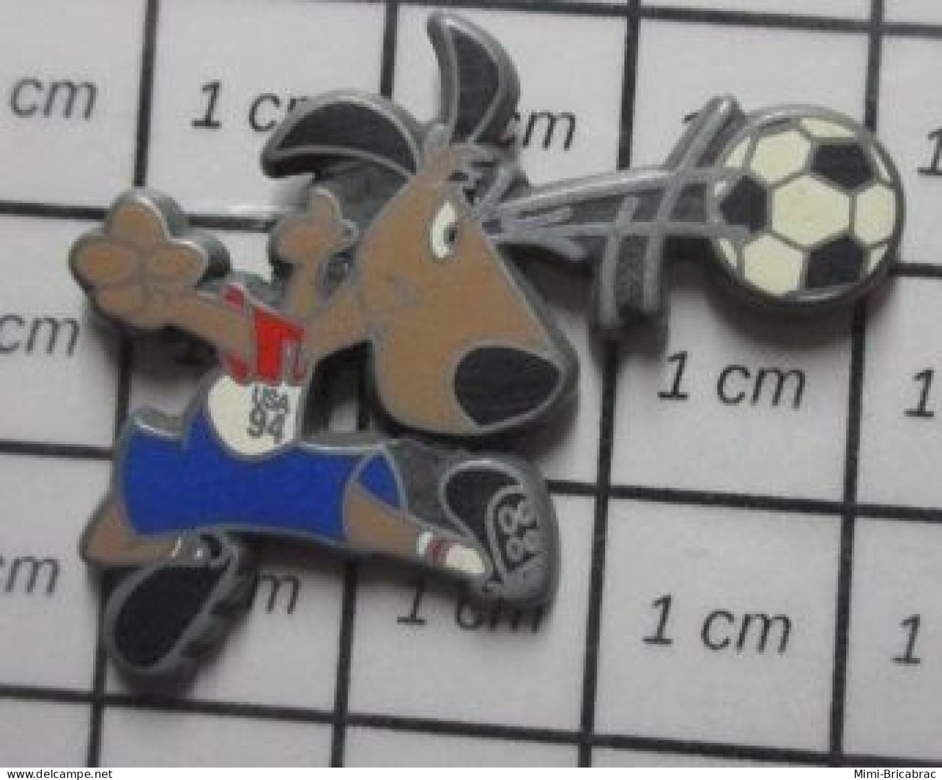 712c Pin's Pins / Beau Et Rare / SPORTS / FOOTBALL MONDIAL USA 94 MASCOTTE CHIEN Par STARPIN'S - Calcio