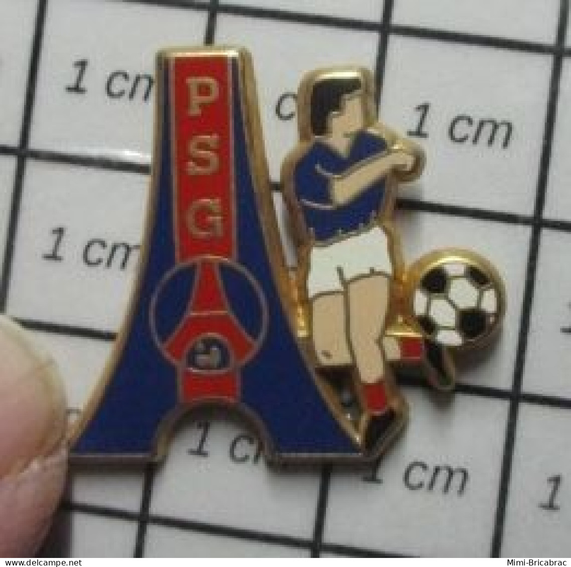 1316a Pin's Pins / Beau Et Rare / SPORTS / FOOTBALL PSG Bientot MLB FC !!! Montigny Le Bretonneux PTDR - Football