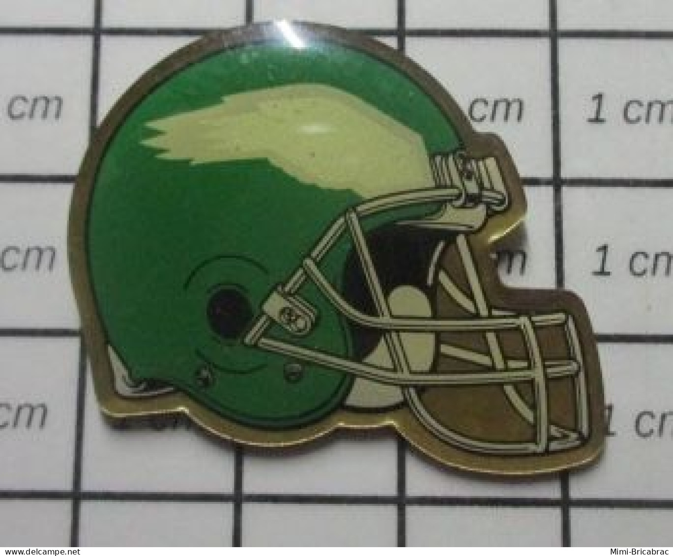 1322 Pin's Pins / Beau Et Rare / SPORTS / CASQUE DE FOOTBALL AMERICAIN VERT AVEC UNE AILE BLANCHE Grand Pin's - Voetbal