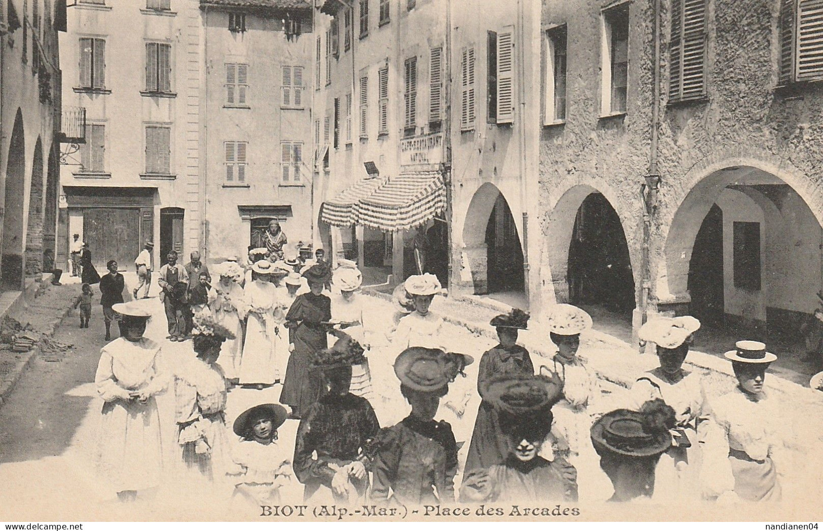 CPA - 06- Biot - Place Des Arcades - Giletta - Biot