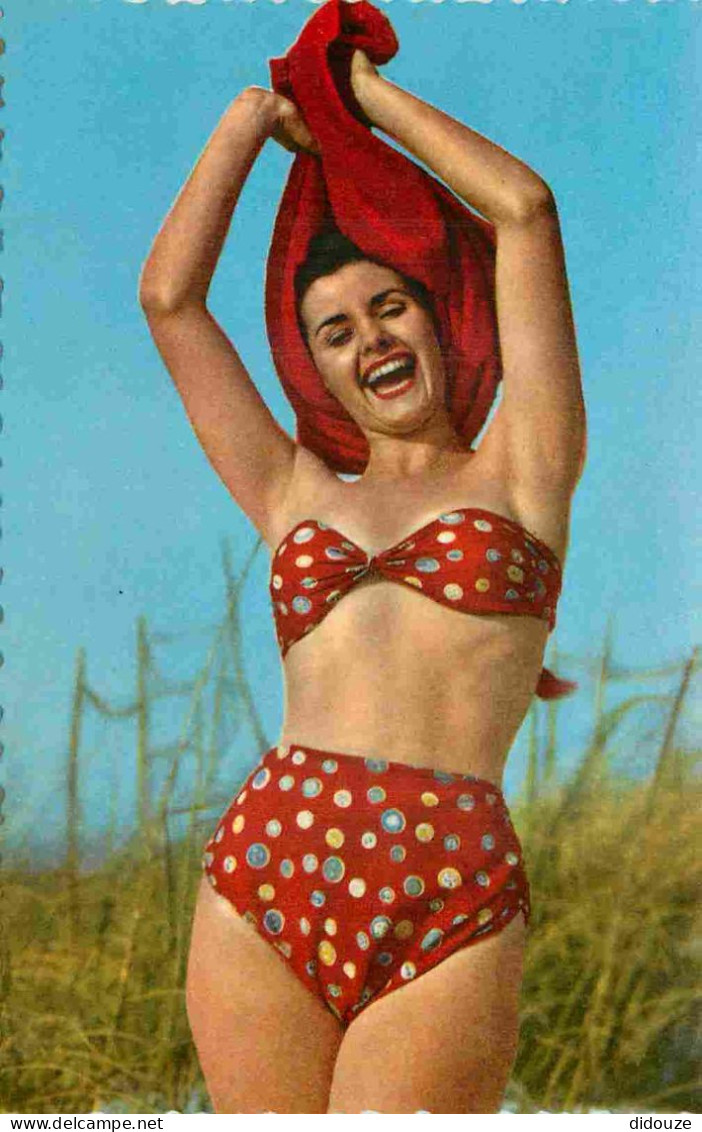 Thèmes - Pin-ups - Femme En Maillot De Bain - Baigneuse - Carte Dentelée - CPSM Format CPA - Voir Scans Recto-Verso - Pin-Ups