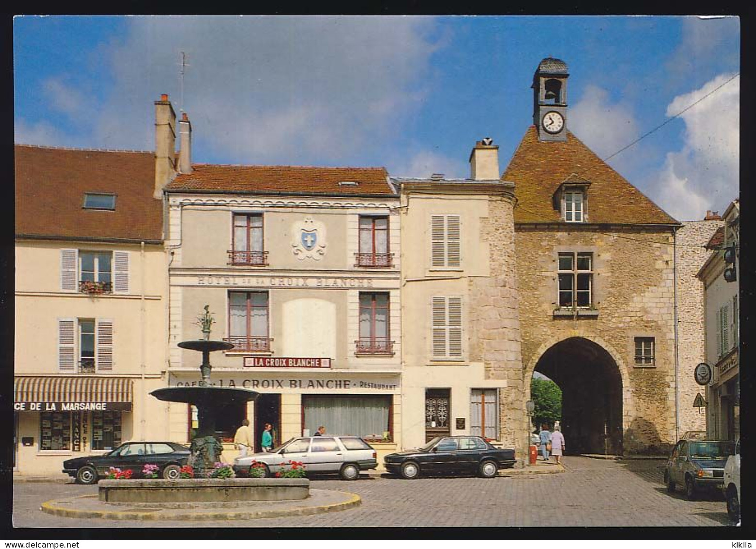 CPSM / CPM 10.5 X 15 Seine Et Marne TOURNAN EN BRIE La Fontaine Et Le Porche  Commerce Hôtel Et Café La Croix Blanche - Tournan En Brie