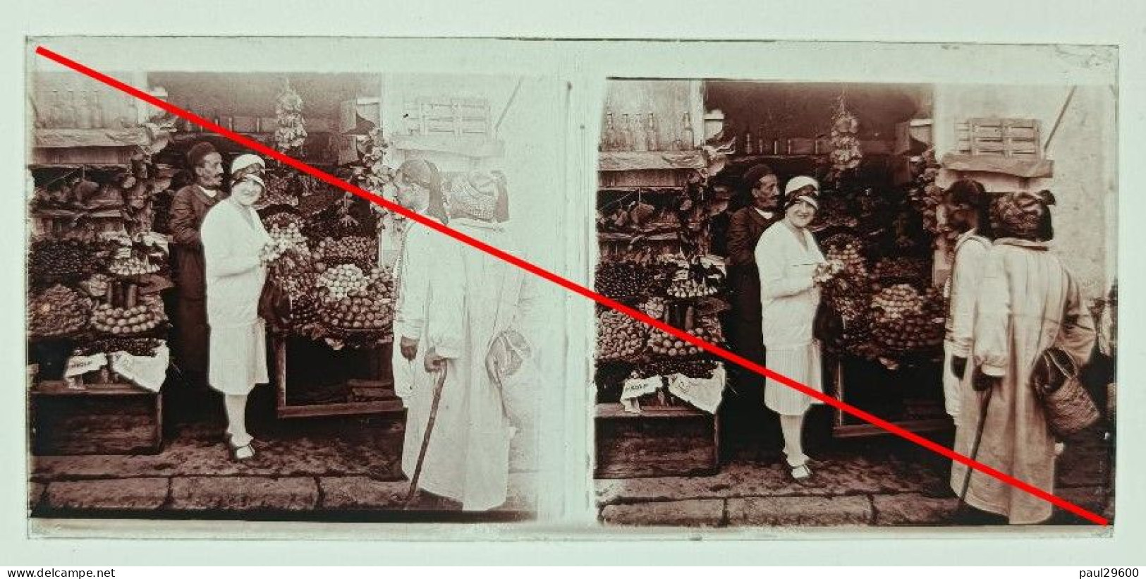 Photo Sur Plaque De Verre, Afrique Du Nord, Commerce, Devanture, Fruits, Légumes, Trottoir, Femme, Hommes, Années 1930. - Diapositiva Su Vetro