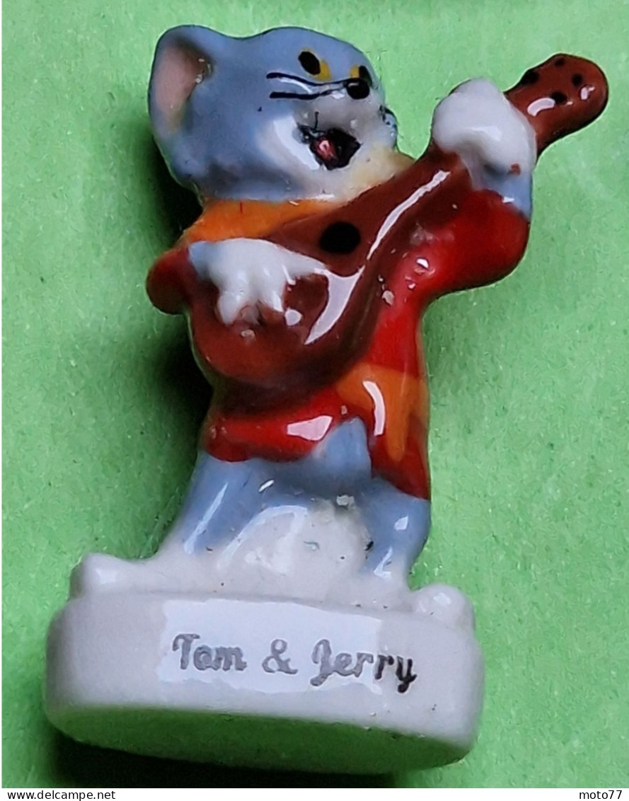 Lot 37 Fèves - Porcelaine -  Moret sur Loing; Coeur Superman Ecu Astérix Manèg Glace Pagot Tom et Jerry - vers 2010 2020