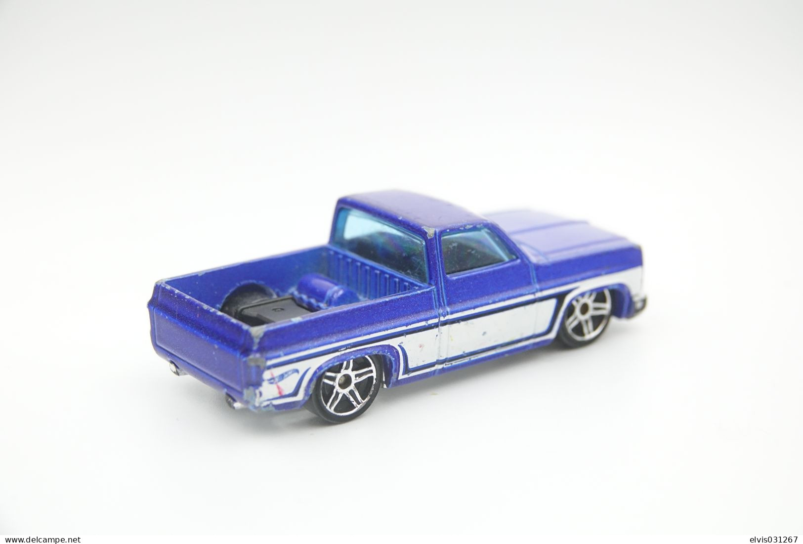 Hot Wheels Mattel '83 Chevy Silverado Chevrolet Pick Up Issued 2016, Scale 1/64 - Matchbox (Lesney)