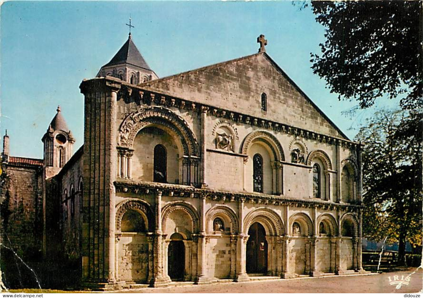 17 - Surgères - L'Eglise Notre-Dame - Façade Romane Du XIIe Siècle - Etat Pli Visible - CPM - Voir Scans Recto-Verso - Surgères