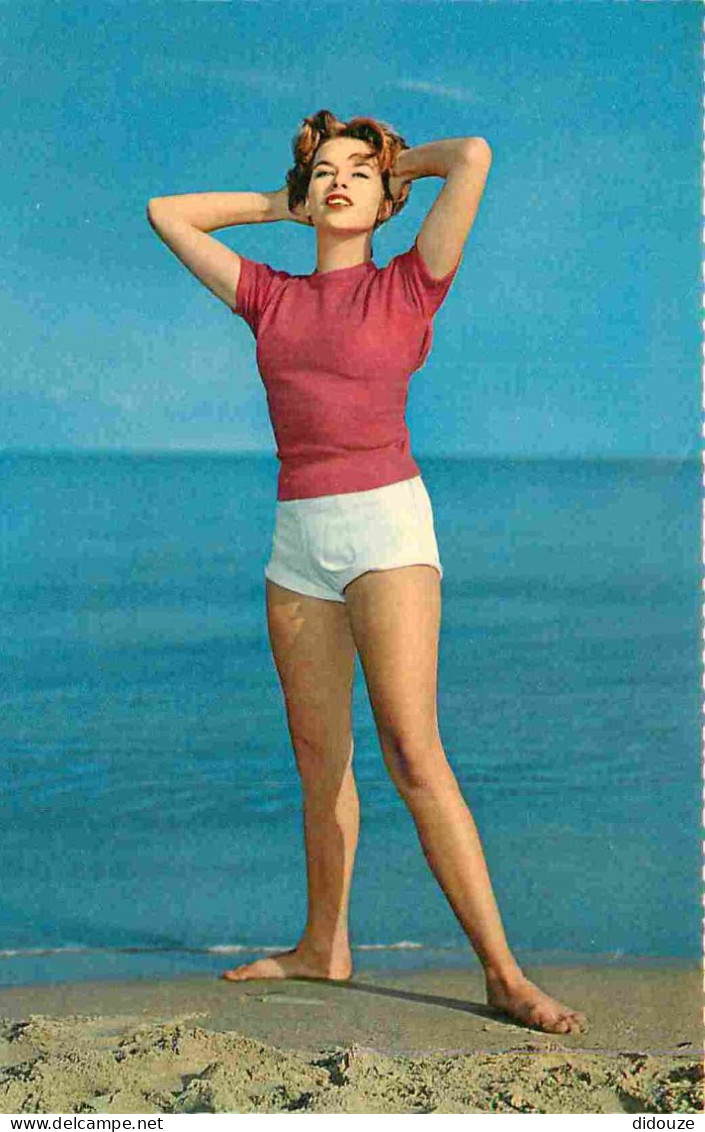 Thèmes - Pin-ups - Femme Sur La Plage - Carte Dentelée - CPSM Format CPA - Voir Scans Recto-Verso - Pin-Ups