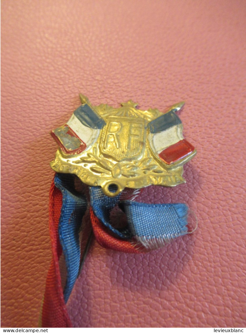 Petit Insigne Patriotique" RF " Avec Ruban Tricolore Usagé/ Laiton Embouti / épingle Dessoudée/Vers 1914-1918   INS239 - 1914-18