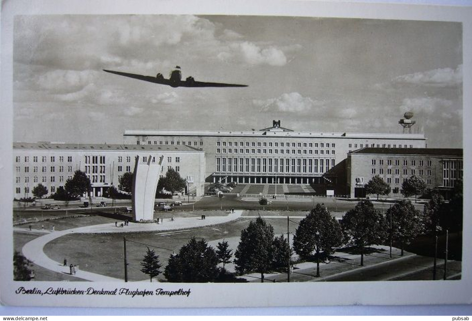 Avion / Airplane /  Douglas DC.3 Over Tempelhof Airport, Berlin / Flughafen Tempelhof - Aérodromes