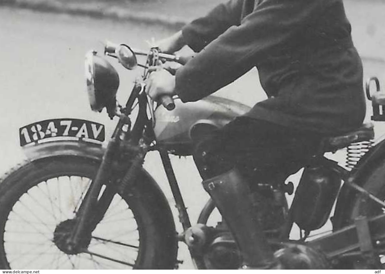 CPA CARTE PHOTO GROS PLAN SUR MOTARD, MOTOCYCLISTE, ANCIENNE MOTO MOTOCYCLETTE A IDENTIFIER, MOTOBECANE ? - Motos