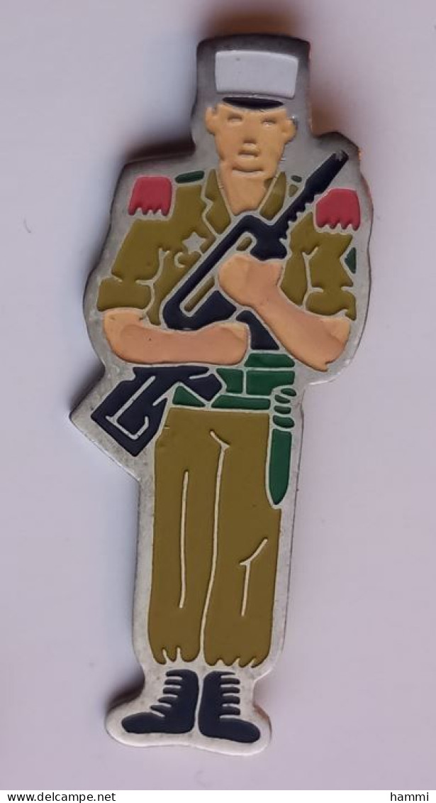 N461 Pin's Militaire Soldat Soldier Zouave Légionnaire GI ? De Quel Pays ?  Achat Immédiat - Militares