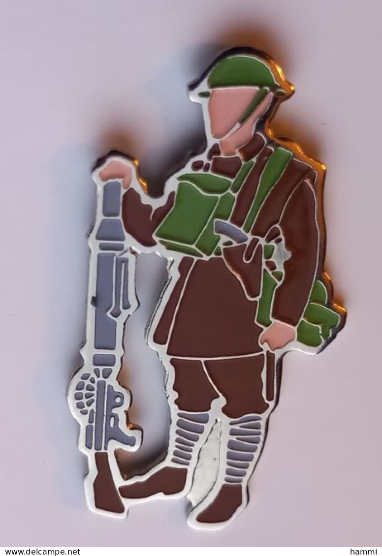 N463 Pin's Militaire Soldat Soldier Zouave Légionnaire GI ? De Quel Pays ? Angleterre England Tommy Achat Immédiat - Militaria