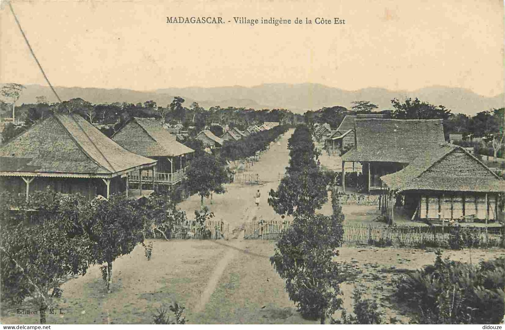 Pays - Madagascar - Village Indigène De La Côte Est - CPA - Voir Scans Recto-Verso - Madagascar