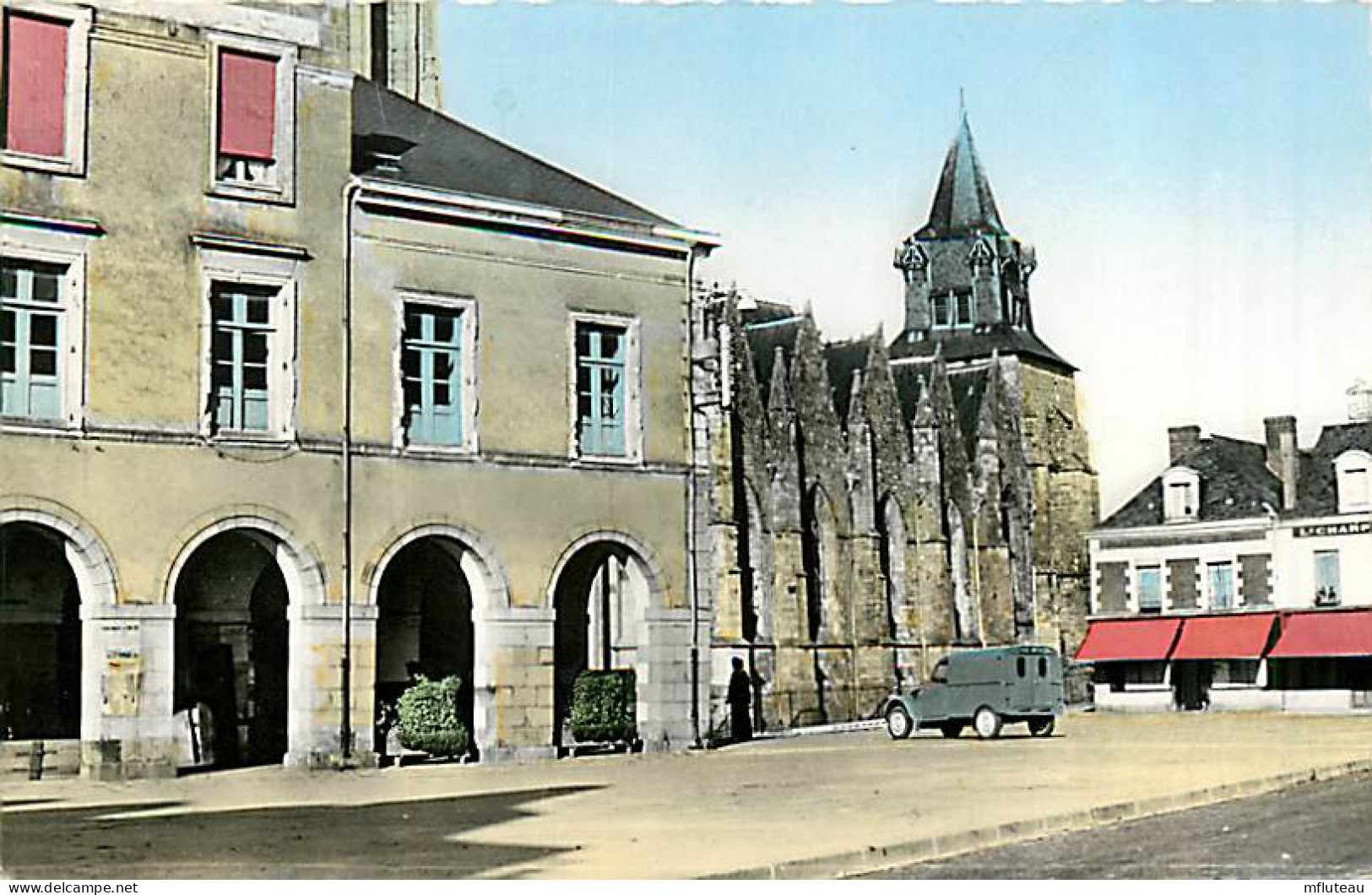 35* LA GUERCHE DE BRETAGNE  Place De La Mairie  (CPSM  Petit Format)                    MA78-0393 - La Guerche-de-Bretagne