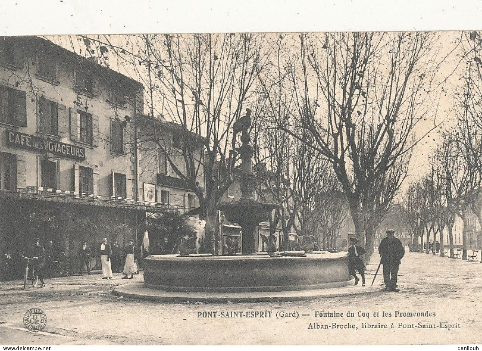 30 // PONT ST ESPRIT   Fontaine Du Coq Et Les Promenades   Edit Alban Roche / Café Des Voyageurs - Pont-Saint-Esprit