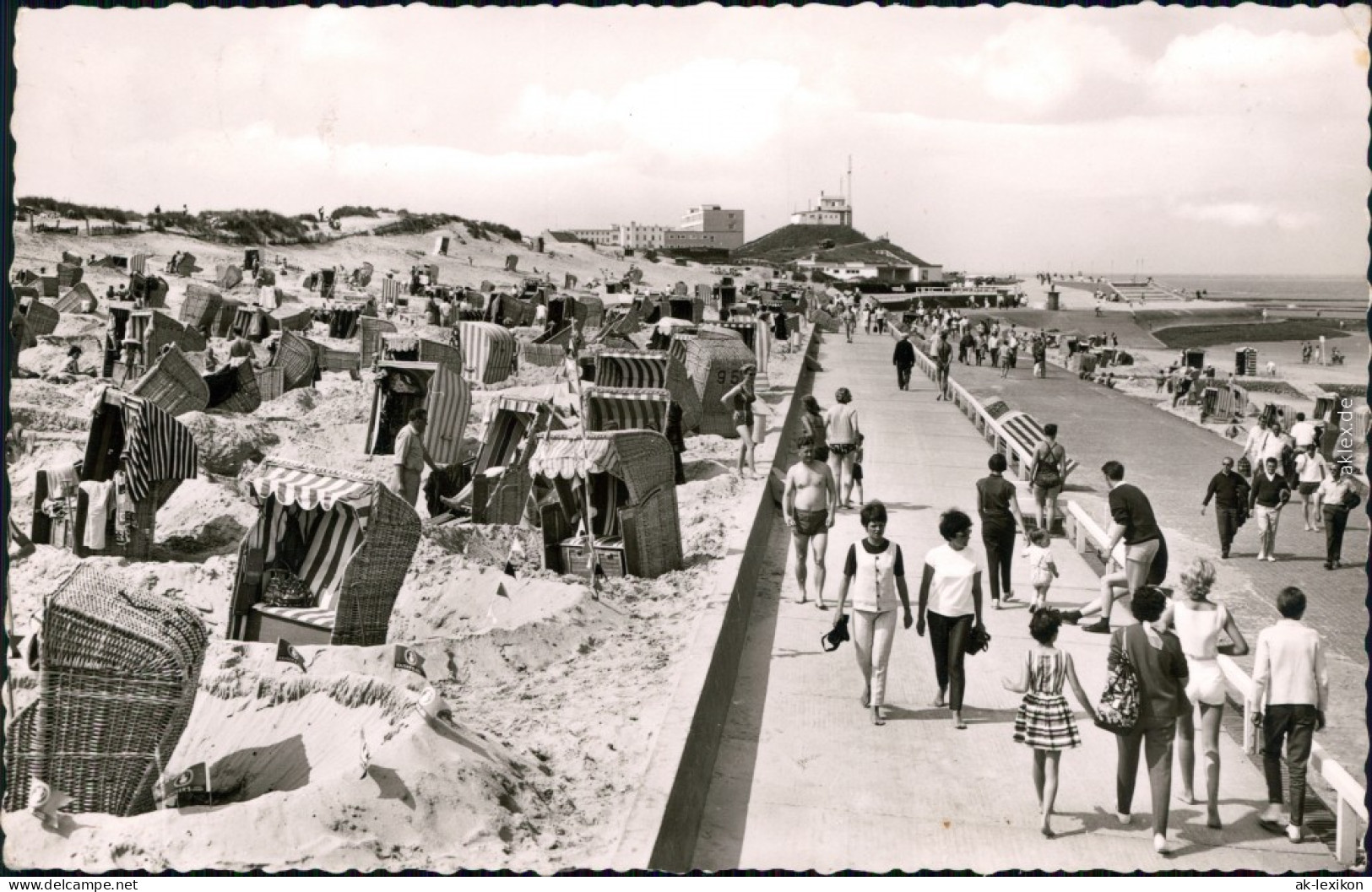 Ansichtskarte Norderney Strand Mit Vielen Badegästen Und Strandkörben 1975 - Norderney