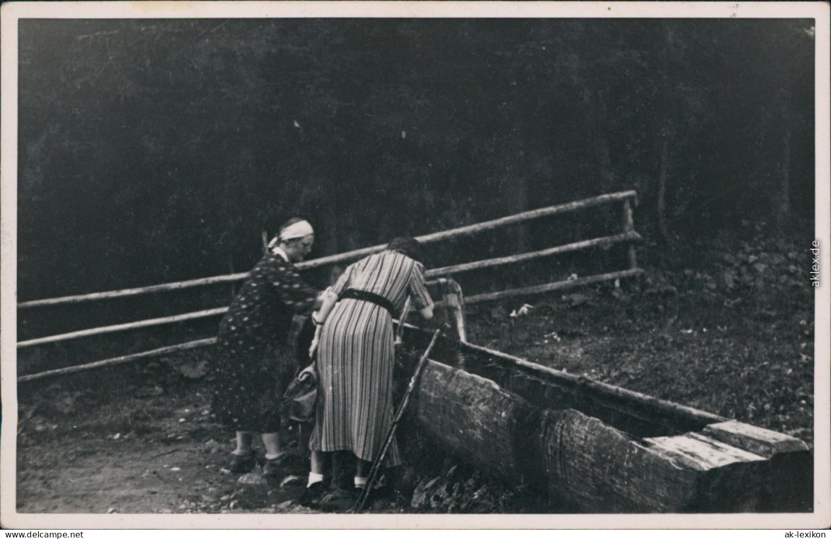  Menschen / Soziales Leben - Familienfotos - Zwei Frauen An Der Tränke 1940 - Gruppi Di Bambini & Famiglie
