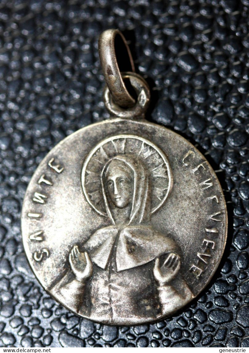 Pendentif Médaille Religieuse Début XXe "Sainte Geneviève, Patronne De Paris" Religious Medal - Religion & Esotérisme