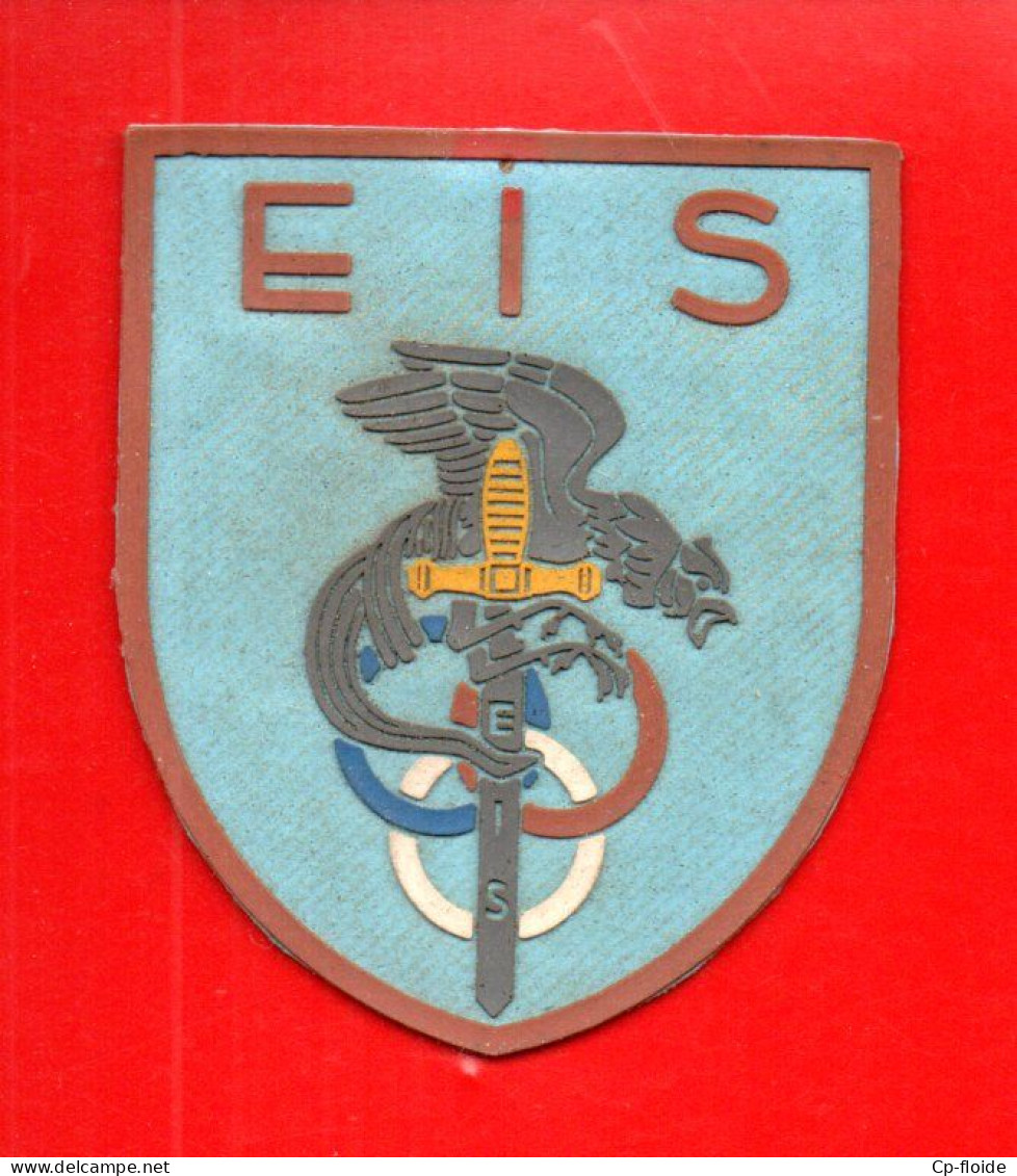 BLASON . ÉCUSSON . " E. I. S. . " ÉCOLE INTERARMÉE DES SPORTS " - Réf. N°177TI - - Patches